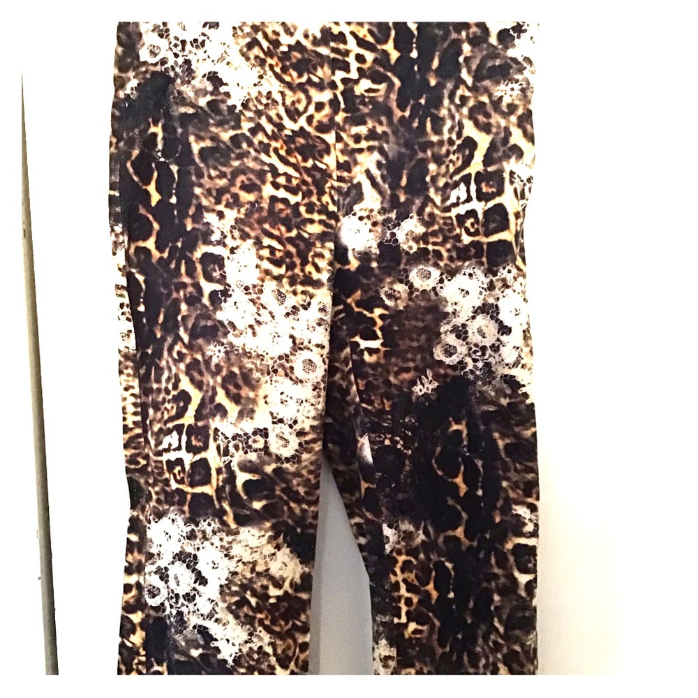 Cropped ankle length  pant, side zip, with stretch
